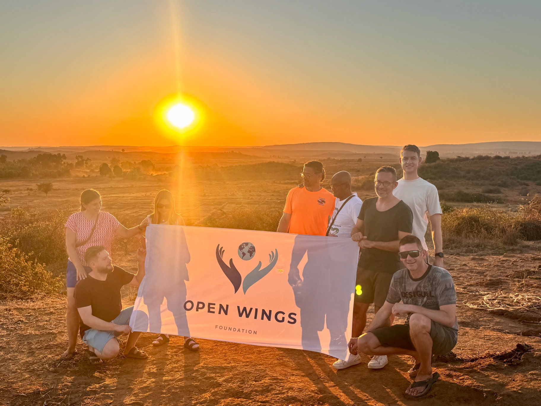 Open Wings o zachodzie słońca